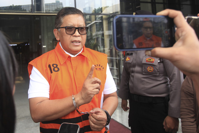 Tersangka kasus dugaan suap Hasto Kristiyanto menjawab pertanyaan wartawan setelah menjalani pemeriksaan di Gedung Merah Putih KPK, Jakarta, Kamis (27/2/2025). Foto: Reno Esnir/ANTARA FOTO