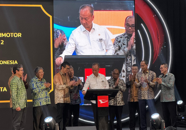 Penandatanganan prasasti oleh Menteri Perindustrian Republik Indonesia, Agus Gumiwang Kartasasmita sebagai tanda peresmian pabrik perakitan kendaraan bermotor, Karawang Assembly Plant 2 di PT Astra Daihatsu Motor, Jawa Barat. Foto: Istimewa 