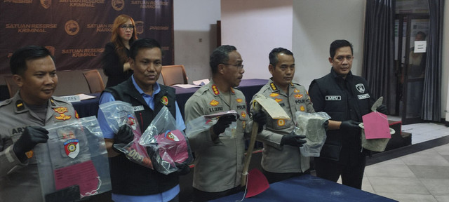 Pers rilis kasus mayat dicor di Polres Metro Jakarta Timur pada Kamis (27/2/2025). Foto: Rachmadi Rasyad/kumparan