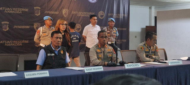 Pers rilis kasus mayat dicor di Polres Metro Jakarta Timur pada Kamis (27/2/2025). Foto: Rachmadi Rasyad/kumparan