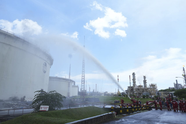 Tim Pemadam tangani percikan api di Kilang Cilacap Pertamina, Kamis (27/2/2025). Foto: Dok. Kilang Pertamina Internasional