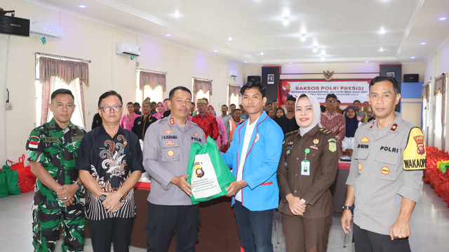 Kapolres Sekadau menyerahkan bantuan secara simbolis. Foto: Dok. Polres Sekadau