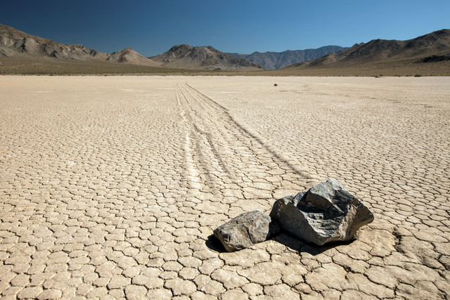 Batu berjalan di Racetrack Playa di Death Valley National Park, AS. Foto: Shutterstock