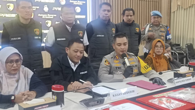 Polres Cimahi gelar konferensi pers terkait kasus siswi di Bandung Barat tewas saat pentas drama di sekolah, pada Kamis (27/2). Foto: Robby Bouceu/kumparan