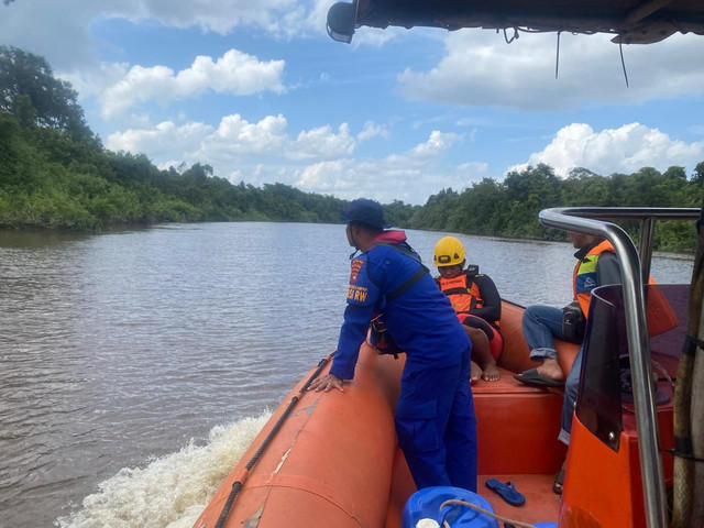 Tim SAR saat melakukan pencarian bocah 10 tahun yang hilang usai diterkam buaya. Foto: Dok, Polres Kubu Raya