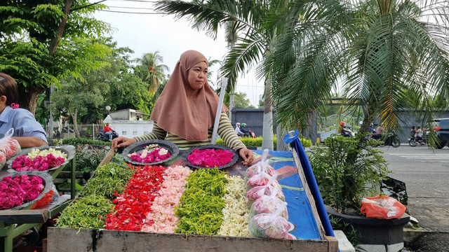 Lilin Retno (40 tahun), penjual bunga di kompleks makam Ngagel Rejo warga Menganti, Surabaya. Foto: Farusma Okta Verdian/kumparan