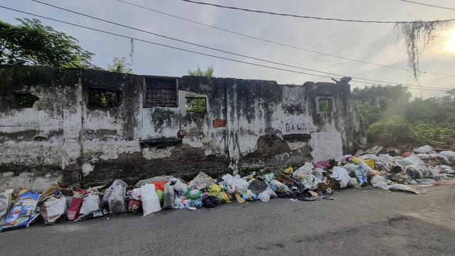 Tumpukan sampah di Jalan Kali Bokor 1, Kecamatan Gubeng, Surabaya, Kamis (27/2/2025). Foto: Farusma Okta Verdian/kumparan