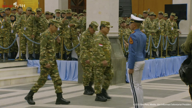 Presiden RI Prabowo Subianto bersama Jokowi dan Susilo Bambang Yudhoyono dalam Upacara Parade Senja dan Penurunan Sang Merah Putih di Komplek Akademi Militer Magelang, Kamis (27/2/2025). Foto: YouTube/ Sekretariat Presiden