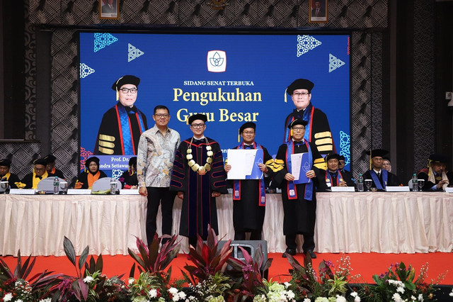 Prof. Chandra Setiawan (kanan) dan Prof. Purwanto (kedua dari kanan) resmi dikukuhkan sebagai guru besar bidang ilmu manajemen keuangan. (Foto: dokumentasi)