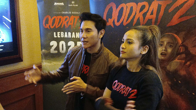 Vino G Bastian (kiri) dan Acha Septriasa (Kanan) usai Konferensi Pers Perilisan Trailer dan Poster Film Qodrat 2 di Kawasan Senayan, Jakarta Pusat. Foto: Aprilandika Pratama/kumparan