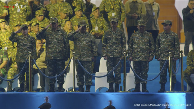 Presiden RI Prabowo Subianto bersama Jokowi dan SBY serta Kapolri dan Panglima TNI serta Puan Maharani dalam Upacara Parade Senja dan Penurunan Sang Merah Putih di Komplek Akademi Militer Magelang, Kamis (27/2/2025). Foto: YouTube/ Sekretariat Presiden