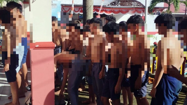 Siswa sekolah di Kota Manado yang diamankan polisi usai terlibat tawuran. (foto: humas polresta manado)