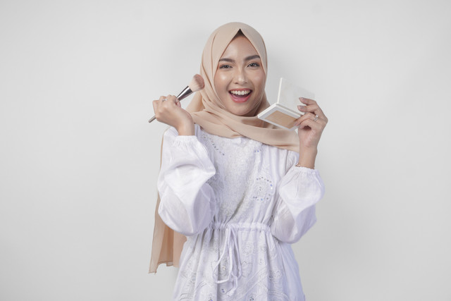 Ilustrasi perempuan memilih kosmetik halal. Foto: Reezky Pradata/Shutterstock