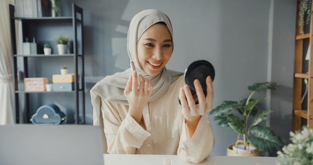 Ilustrasi perempuan memilih kosmetik halal. Foto: Tirachard Kumtanom/Shutterstock