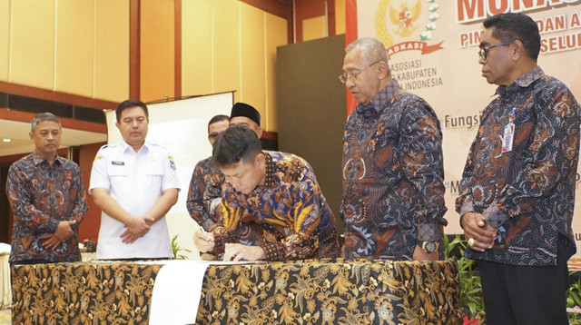 Taspen Life dan Asosiasi DPRD Kabupaten Seluruh Indonesia (ADKASI) menandatangani kerja sama dalam rangka penyelenggaraan produk asuransi bagi anggota DPRD kabupaten di seluruh Indonesia, Rabu (26/2/2025). Foto: Dok. Taspen Life