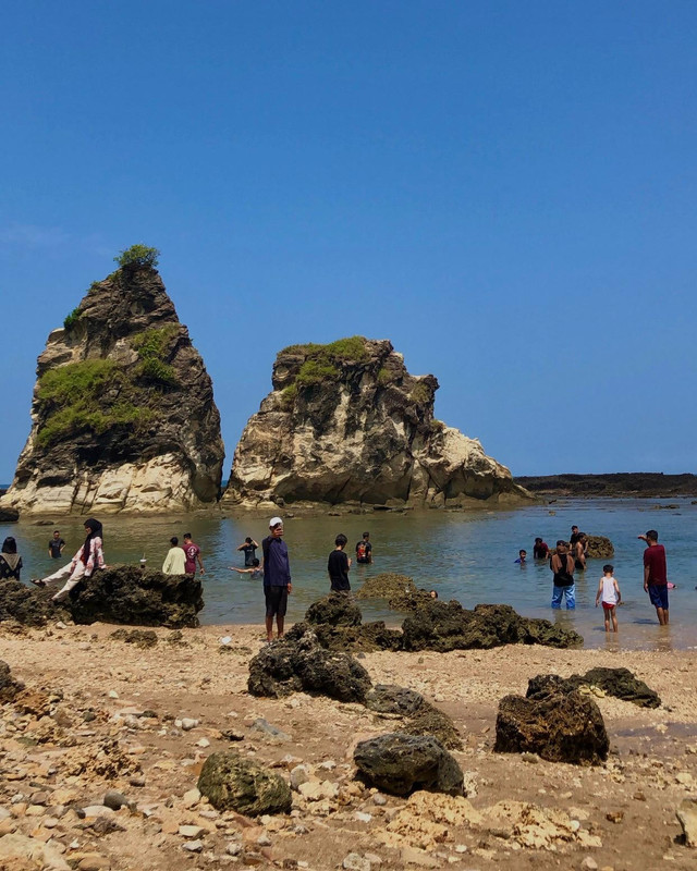 Pantai Tanjung Layar di Sawarna, Banten. Sumber: Dokumentasi Pribadi