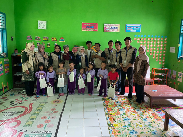 Sumber: Dokumentasi oleh KKN UMY 150. Foto bersama guru dan murid PAUD 