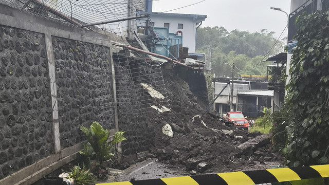 Tembok kampus Politeknik Negeri Malang (Polinema) sisi Jalan Terusan Kembang Turi, Kecamatan Lowokwaru, Kota Malang, ambrol, pada Kamis (27/2/2025). Foto: Dok. BPBD Kota Malang