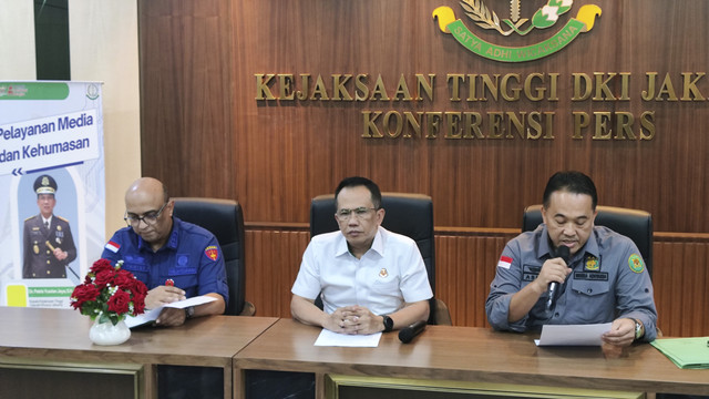 Jumpa pers pengungkapan kasus gratifikasi atau suap uang oknum jaksa di Kejati Jakarta, Kamis (27/2/2025). Foto: Jonathan Devin/kumparan