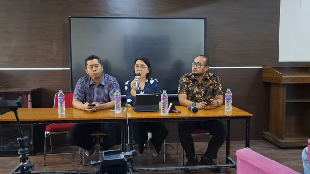 Ketua Satgas PPKS Universitas Nusa Putra, Rida Ista Sitepu memberikan keterangan terkait mahasiswi yang menjadi korban kekerasan seksual oknum PN Sukabumi. Foto: kumparan