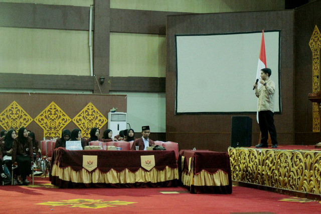 Dokumentasi Pribadi – Firdaus saat memberikan materi keorganisasian pada pelantikan organisasi mahasiswa di Fakultas Tarbiyah dan Keguruan, UIN Imam Bonjol Padang, 18 Februari 2025.