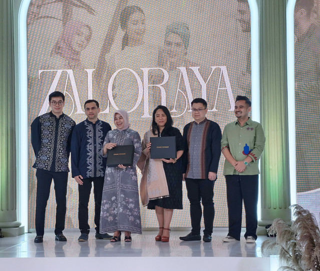 [Ki-Ka] ZALORA Group Chief Commercial and Strategy Officer, Anthony Fung, CEO ZALORA Indonesia dan Filipina, Aashish Midha, Sekretaris Kementerian Ekonomi Kreatif, Republik Indonesia, Dra. Dessy Ruhati, M di pembukaan ZALAORAYA 2025. Foto: Zalora 