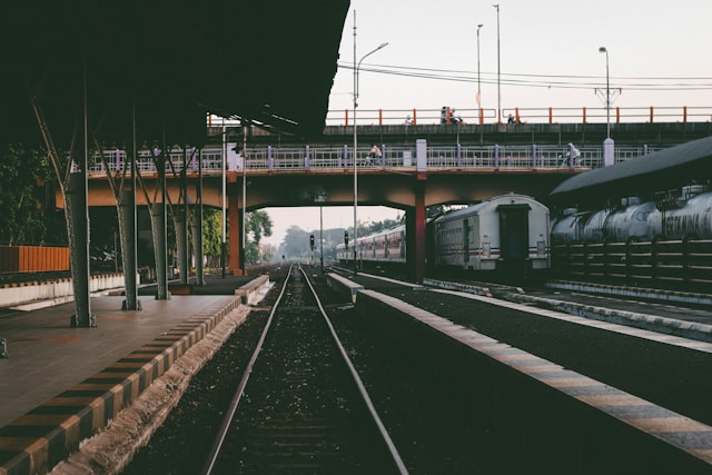 10 kereta eksekutif Jakarta-Surabaya. Foto: Stasiun Gubeng Surabaya. Sumber: Unsplash/Pradamas Gifarry