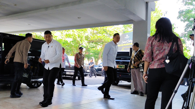 Menteri Koordinator (Menko) Bidang Infrastruktur dan Pembangunan Agus Harimurti Yudhoyono tiba untuk mengikuti retreat kepala daerah di Akademi Militer, Magelang, Jawa Tengah, Jumat (28/2/2025). Foto: Arfiansyah Panji Purnandaru/kumparan