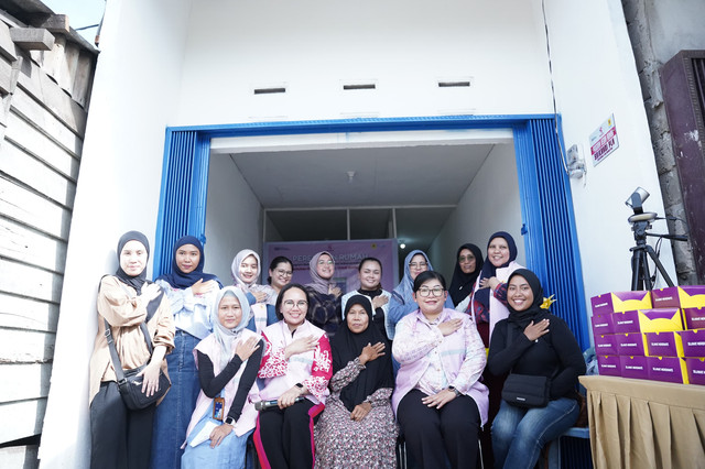 Pembina Srikandi PLN Regional Kalimantan sekaligus General Manager PT PLN UID Kalbar, Joice Lanny Wantania, bersama para Srikandi PLN Group Kalbar dan Ibu Syamsuriati Ningsih berfoto di depan rumah yang telah direnovasi. Foto: Dok. PLN Kalbar