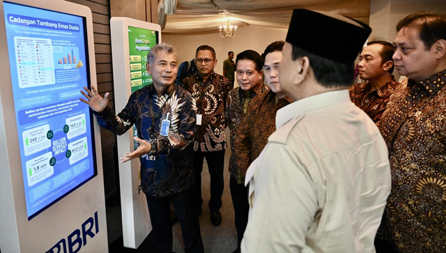 Direktur Utama BRI Sunarso (kiri) di depan Presiden Prabowo Subianto (ketiga dari kanan) pada peresmian Layanan Bank Emas Pegadaian di The Gade Tower, Jakarta, pada Rabu (26/02). Foto: Dok. BRI