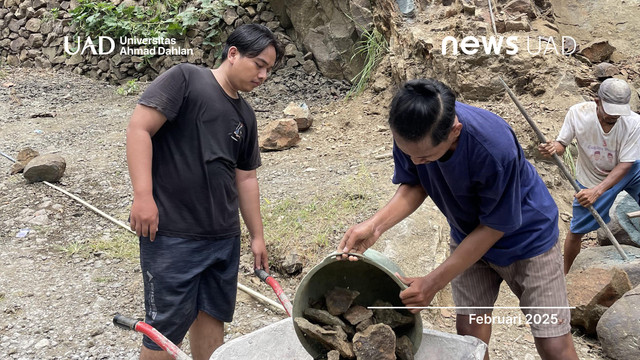 KKN UAD Bantu Pembangunan Jalan Swadaya di Tegalrejo (Dok. KKN UAD)