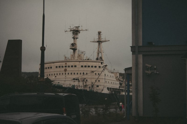 Harga Tiket Kapal Dharma Ferry 7 Balikpapan-Surabaya  (Foto hanya ilustrasi, bukan kapal sebenarnya) Sumber: unsplash/ GVZ42