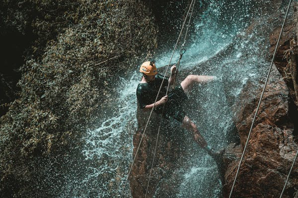 Ilustrasi perbedaan canyoneering dan rappelling. Foto: Pexels.com/victor dubugras