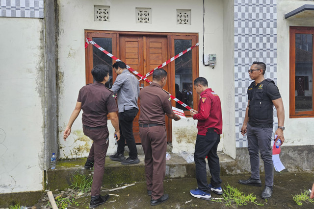 Kejati Bali segel rumah bersubsidi di Bali. Foto: Dok. Kejati Bali