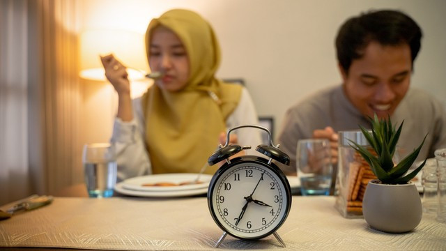 Ilustrasi makan sahur. Foto: Shutterstock.