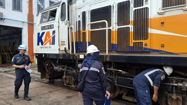 Petugas saat lakukan pemeriksaan kelaikan dan kesiapan operasian (rampchek) sarana perkeretaapian dan kelengkapan Standar Pelayanan Minimum (SPM). (Aset: Istimewa)