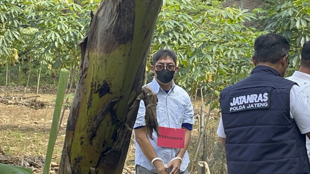 Polisi menggelar rekonstruksi kasus kematian warga Semarang, Darso, yang dianiya polisi.  Foto: Intan Alliva Khansa/kumparan