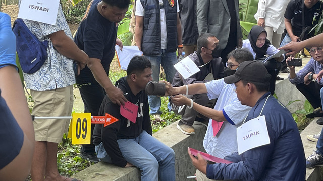 Polisi menggelar rekonstruksi kasus kematian warga Semarang, Darso, yang dianiya polisi.  Foto: Intan Alliva Khansa/kumparan