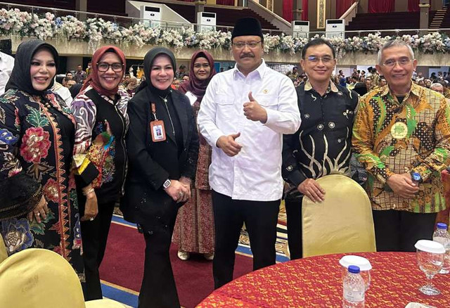 Dalam upaya memperkuat sinergi antara perguruan tinggi dan pemerintah dalam pengentasan kemiskinan, Forum Rektor Indonesia (FRI) bekerja sama dengan Kementerian Sosial Republik Indonesia (Kemensos RI) menggelar pertemuan strategis di Gedung Graha Unesa, Surabaya. Acara ini dihadiri Menteri Sosial RI, Kepala LLDikti Wilayah VII, Ketua FRI, dan para pimpinan perguruan tinggi se-Jawa Timur termasuk Rektor Universitas Dr. Soetomo, dengan mengusung tema “Kolaborasi Perguruan Tinggi dan Pemerintah dalam Akselerasi Pengentasan Kemiskinan”.