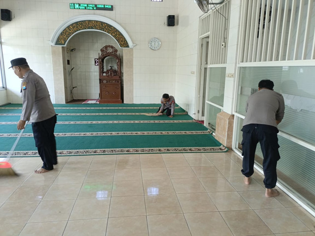 Sambut Bulan Suci Ramadan, Polsek Kalangbret Kerja Bakti Bersihkan Masjid