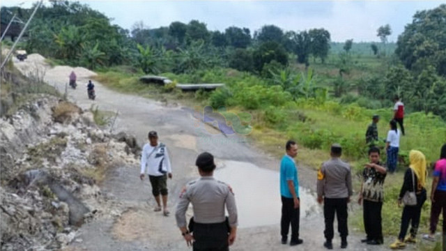 Kondisi Jalan Poros Desa Bubulan, Kecamatan Bubulan, Kabupaten Bojonegoro, Jawa Timur yang alami longsor. Kamis (27/02/2025). (Aset: Istimewa)