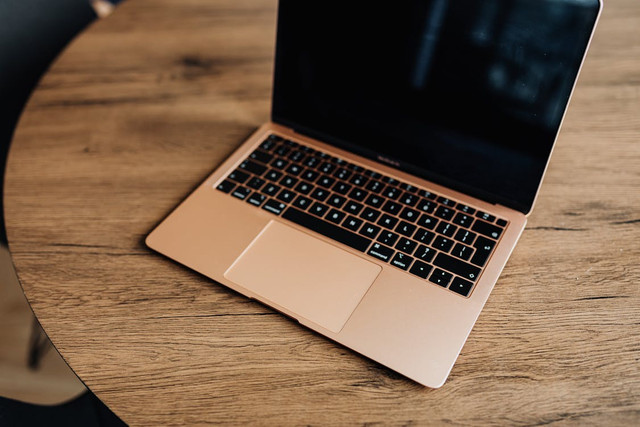 Laptop harus memiliki spesifikasi tertentu untuk mendukung proses editing video. Foto: Pexels.com