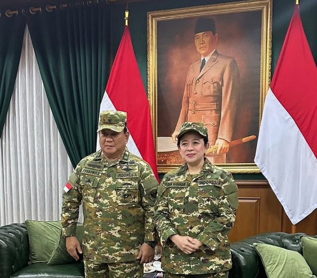 Presiden Prabowo dan Ketua PDIP Puan Maharani berfoto di depan lukisan Sukarno, kakek Puan, di Akmil Magelang, Kamis (27/2/2025). Foto: Instagram/puanmaharaniri