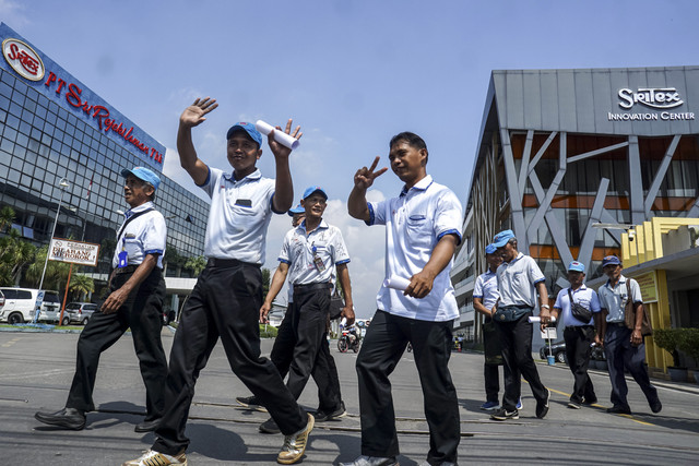 Buruh berjalan keluar dari Pabrik Sri Rejeki Isman Tbk (Sritex) di Sukoharjo, Jawa Tengah, Jumat (28/2/2025).  Foto: Mohammad Ayudha/ANTARA FOTO