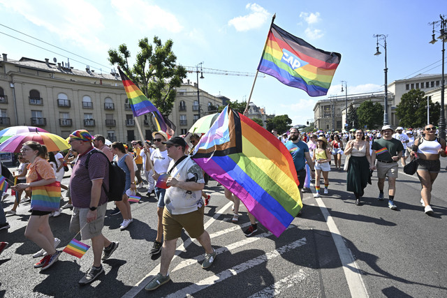 Orang-orang mengambil bagian dalam Parade Kebanggaan LGBTQ di Budapest, Hongaria, pada 15 Juli 2023. Foto: ATTILA KISBENEDEK/AFP