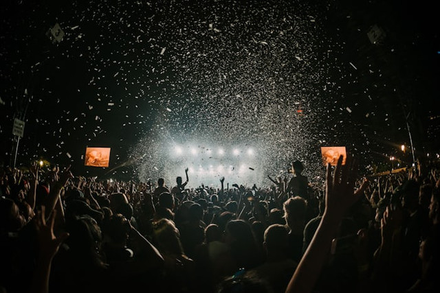 Line Up Lalala Fest 2025.  Foto hanyalah ilustrasi bukan tempat sebenarnya. Sumber: Unsplash/Danny Howe