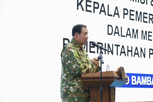 Presiden ke-6 RI Susilo Bambang Yudhoyono (SBY) bersama Menteri Dalam Negeri Tito Karnavian saat retreat kepala daerah di Akademi Militer, Magelang, Jawa Tengah, Kamis (27/2/2025). Foto: Dok. Puspen TNI