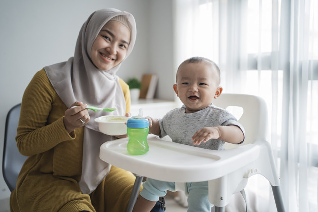 Ilustrasi Ibu Menyusui Puasa Ketika Bayi Sudah MPASI. Foto: Shutterstock