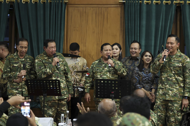 Momen Prabowo nyanyi bareng SBY, Jokowi. Foto: Dok. Kemendagri