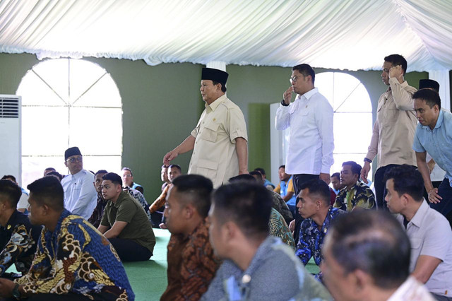 Presiden Republik Indonesia Prabowo Subianto melaksanakan ibadah salat Jumat di Tenda Ibadah Peserta Retreat, Magelang, Jawa Tengah, Jumat (28/2/2025). Foto: Muchlis Jr/Biro Pers Sekretariat Presiden